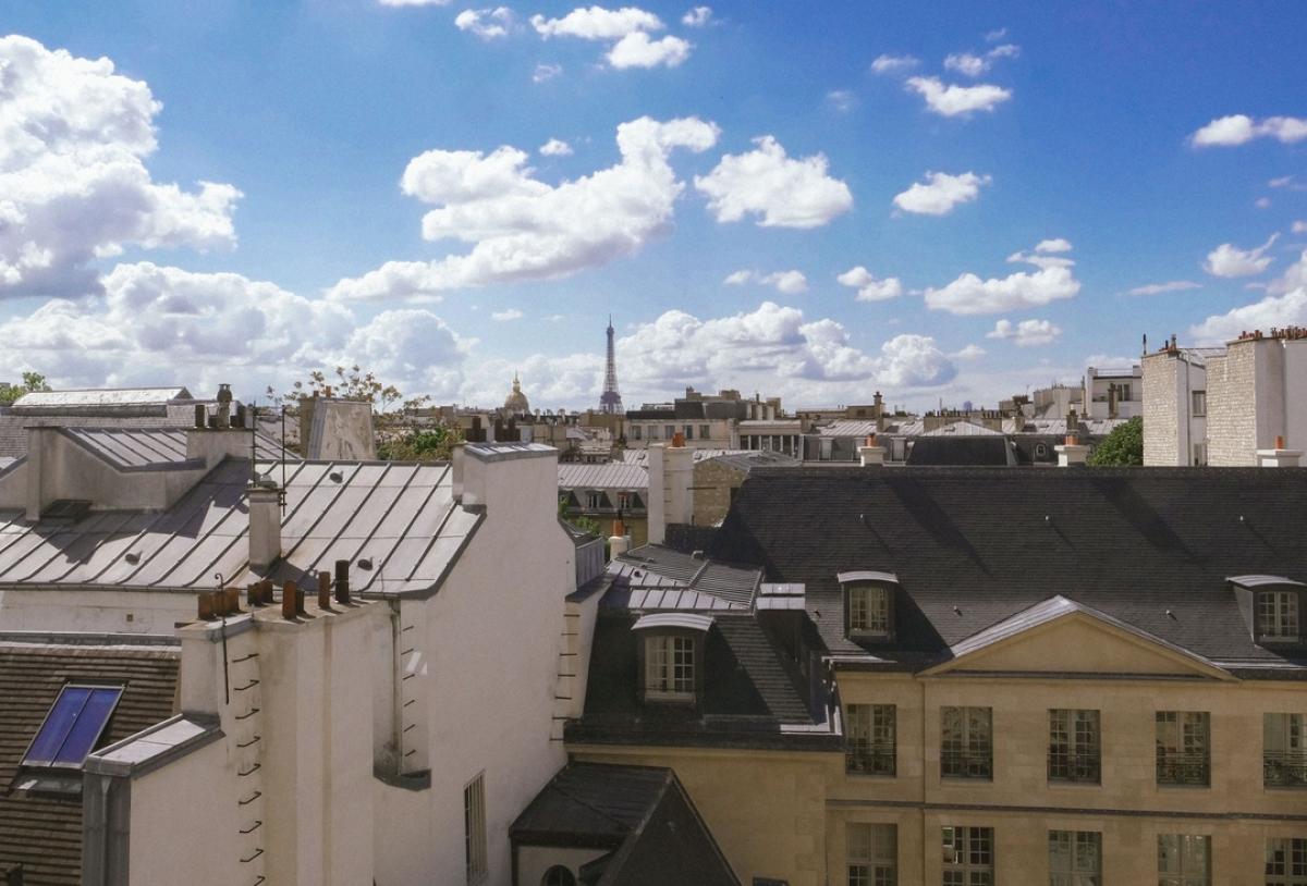 Vue depuis l'immeuble rue des Saints-Pères. De nouveaux investisseurs privés se tournent de plus en plus vers le développement de résidences hôtelières dans de grandes villes comme Londres, New York, ou encore Dubaï. Pour répondre à la demande croissante d'une clientèle aisée en quête de séjours plus authentiques, tout en conservant le confort hôtelier, les investisseurs adaptent leurs stratégies. Ils convertissent des immeubles en appartements haut de gamme destinés à la location de courte et moyenne durée