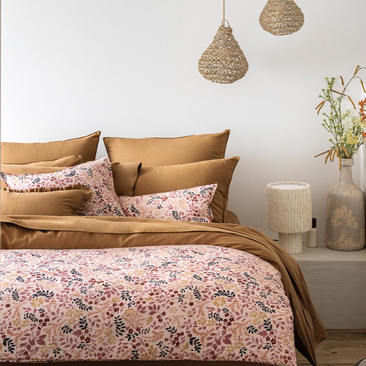 Housse de couette Éclat, 100% Coton, coloris Canelle, disponible en 3 coloris et 6 tailles, à partir de 129€   Drap plat Éclat, 100% Coton, coloris Canelle, disponible en 3 coloris et 3 tailles, à partir de 99€   Taie d'oreiller Éclat, 100% Coton, coloris Canelle, disponible en 3 coloris et 4 tailles, à partir de 35€  Taie décorative Éclat, 100% Coton, coloris Canelle, disponible en 3 coloris et 4 tailles, à partir de 39€  Housse de courtepointe Campagne, 50% Coton 50% Lin, 90x180cm, coloris Rose, 135€