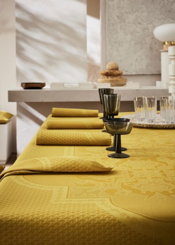 Serviette de table Palais Vénitien, 100% Coton, 58x58cm, coloris Ocre, disponible en 3 coloris,  20€ ; Nappe Palais Vénitien, 100% Coton, coloris Ocre, disponible en 3 coloris et 4 formats, à partir de 79€