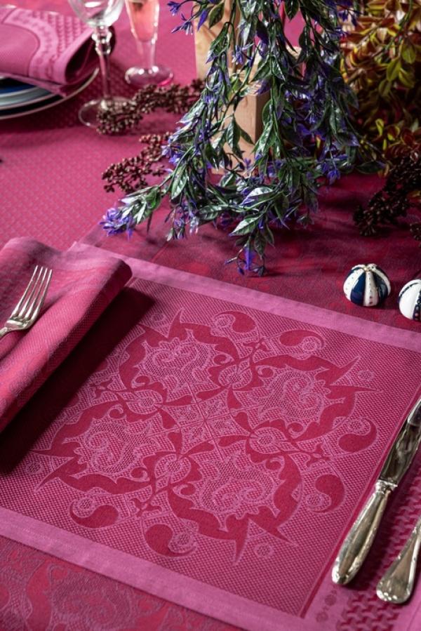 Set de table Palais Vénitien, 100% Coton, 50x36cm, coloris Pourpre, disponible en 3 coloris, 20€ ; Serviette de table Palais Vénitien, 100% Coton, 58x58cm, coloris Pourpre, disponible en 3 coloris,  20€